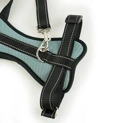 Arnés de seguridad para perros Ibañez en color azul celeste con correas negras ajustables y cierre metálico resistente