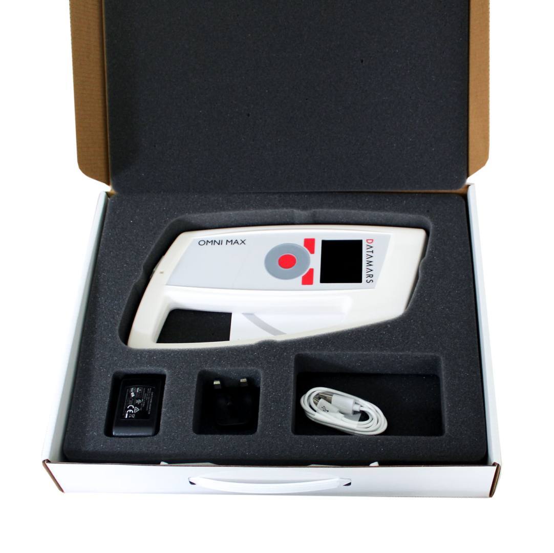 Lector de microchips Datamars Omnimax en su estuche protector con accesorios de carga, ideal para identificación animal