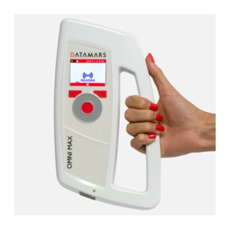 Lector de microchips Datamars Omnimax de color blanco siendo sostenido por una mano para escanear mascotas y ganado